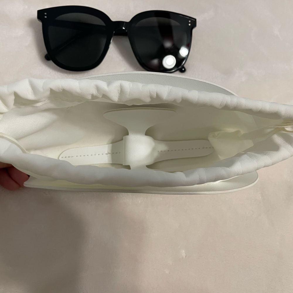 GENTLE MONSTER Black Sunglasses - Picture 14 of 16